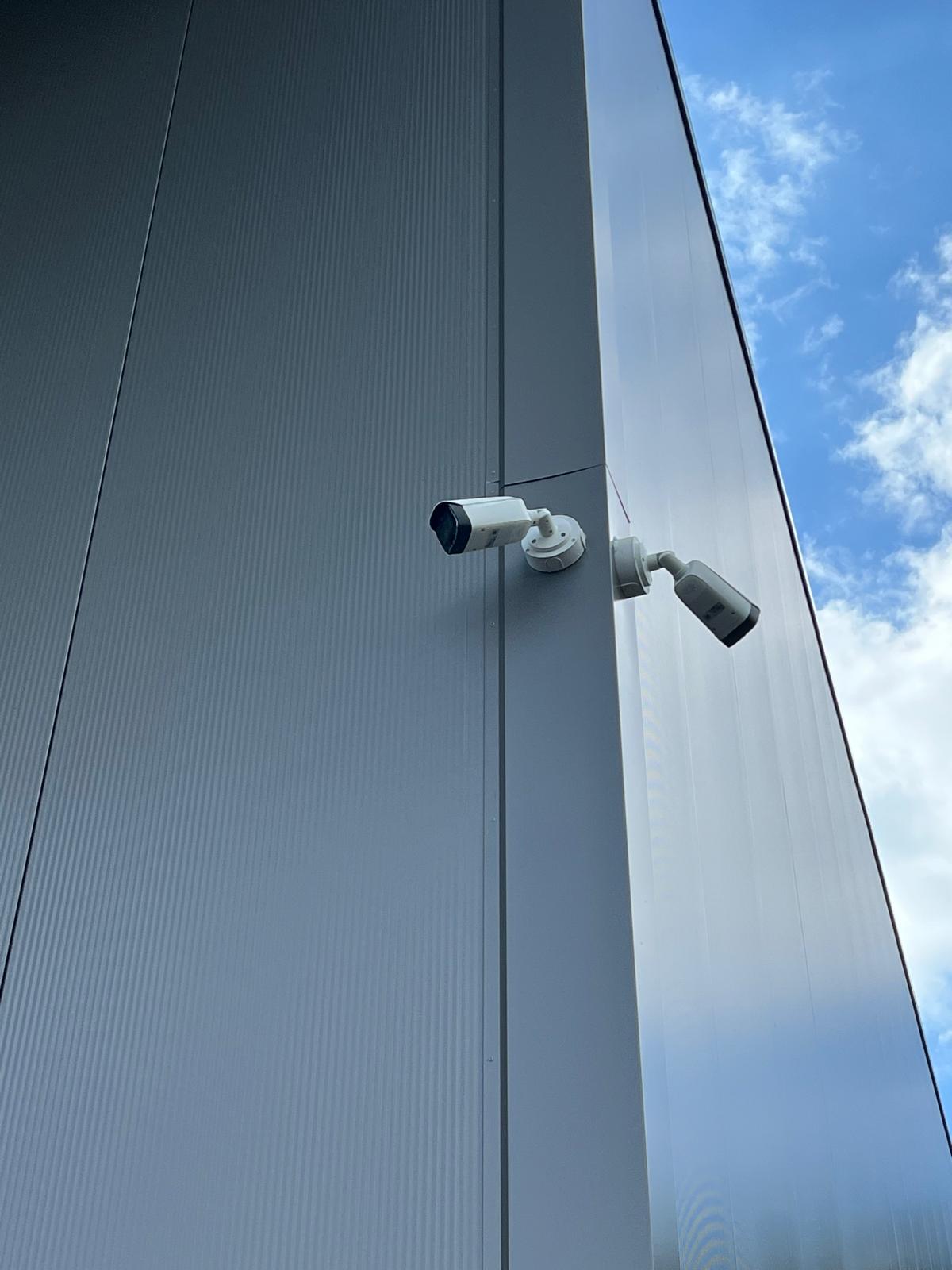 Defendex Kameramontage an Gewerbegebäude